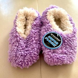 Snoozies Foot Coverings Slippers 5/6 Cozy Non-skid Soles Perfect Gift Plush